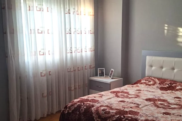 Shtepi me qera Apartament ne Tirane, 2+1, Mobilimi E mobiluar, Pagesa 70,000  Leke.