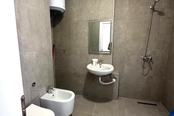 Shtepi me qera Apartament ne Tirane, 2+1, Mobilimi E mobiluar, Pagesa 70,000  Leke.