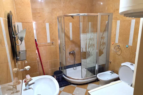 Shtepi me qera Apartament ne Tirane, 2+1, Mobilimi E mobiluar, Pagesa 60,000  Leke.