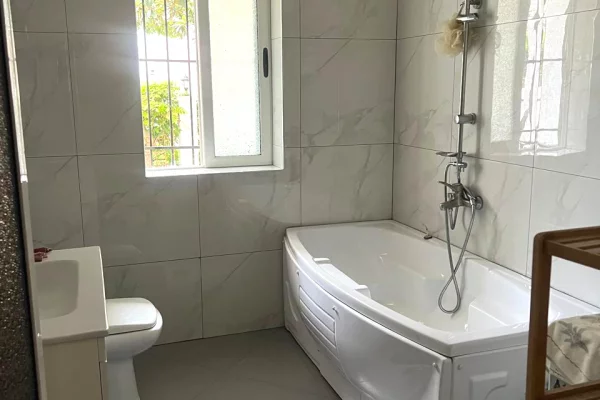 Shtepi me qera Vila Luksoze ne Tirane, 1+1, Mobilimi E mobiluar, Pagesa 45,000  Leke.