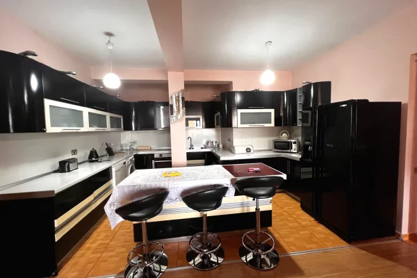 🏢Rruga e Dibres,prane Viles Gold jepet me qera apartament 2+1,i mobiluar.60,000Leke .  