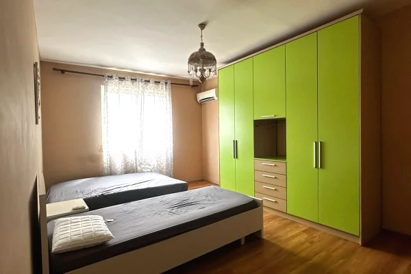 Prane Shkolles se Mesme “Andon Zako Cajupi”jepet me qera apartament 2+1,i mobiluar.50,000Leke   