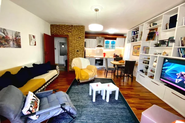 Shtepi me qera 2+1 ne Tirane - 60,000 Leke