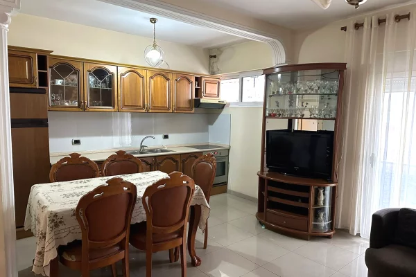 Shtepi me qera Apartament ne Tirane, 2+1, Mobilimi E mobiluar, Pagesa 500  Euro.