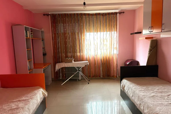 Shtepi me qera Apartament ne Tirane, 2+1, Mobilimi E mobiluar, Pagesa 500  Euro.