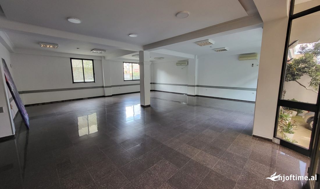 Ne zonen e Oxhakut,Rr. Kujtim Laro jepet me qera ambient biznesi,kati i 1-re dhe i 2-te i nje ndertese private, 2,300 Eurouro