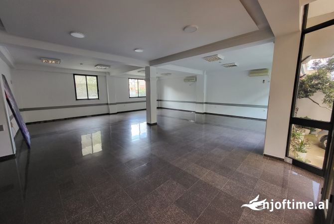 Ne zonen e Oxhakut,Rr. Kujtim Laro jepet me qera ambient biznesi,kati i 1-re dhe i 2-te i nje ndertese private, 2,300 €uro