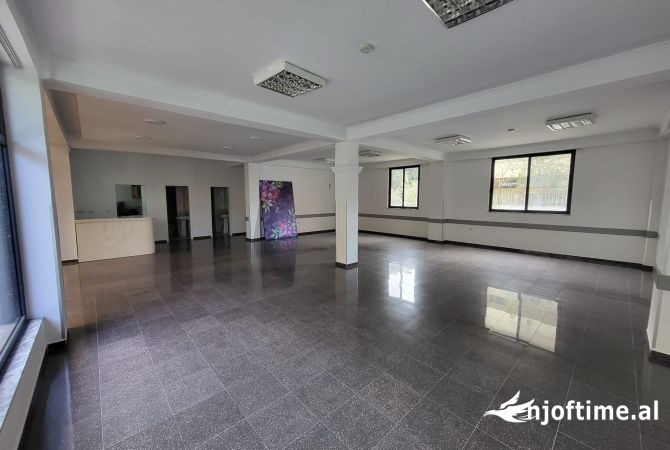 Ne zonen e Oxhakut,Rr. Kujtim Laro jepet me qera ambient biznesi,kati i 1-re dhe i 2-te i nje ndertese private, 2,300 Eurouro