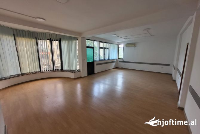 Ne zonen e Oxhakut,Rr. Kujtim Laro jepet me qera ambient biznesi,kati i 1-re dhe i 2-te i nje ndertese private, 2,300 Eurouro