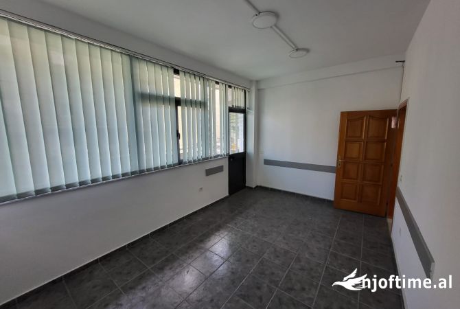 Ne zonen e Oxhakut,Rr. Kujtim Laro jepet me qera ambient biznesi,kati i 1-re dhe i 2-te i nje ndertese private, 2,300 Eurouro