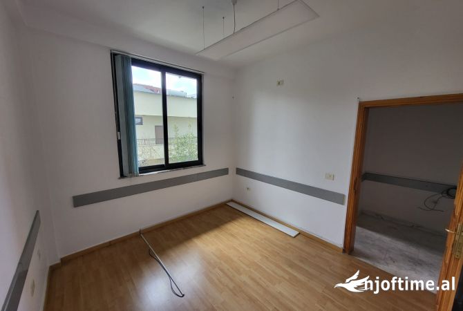 Ne zonen e Oxhakut,Rr. Kujtim Laro jepet me qera ambient biznesi,kati i 1-re dhe i 2-te i nje ndertese private, 2,300 Eurouro