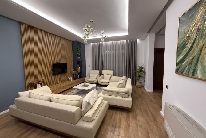 🏢Pak minuta larg Kristal Center jepet me qera Duplex,3+1+3+post parkimi,i mobiluar. 1,000 EURO