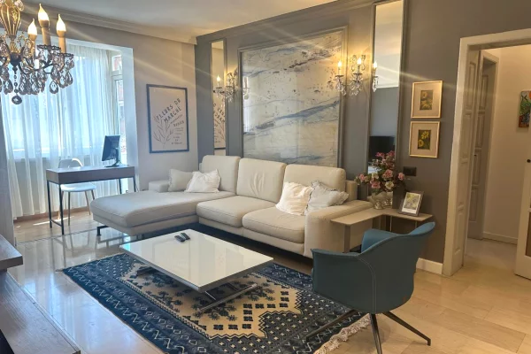 Shtepi me qera Apartament ne Tirane, 2+1, Mobilimi E mobiluar, Pagesa 900  Euro.