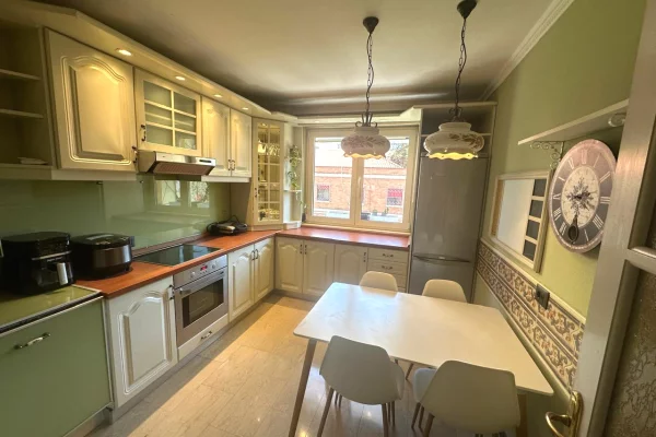 Shtepi me qera Apartament ne Tirane, 2+1, Mobilimi E mobiluar, Pagesa 900  Euro.