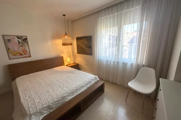 Shtepi me qera Apartament ne Tirane, 2+1, Mobilimi E mobiluar, Pagesa 900  Euro.