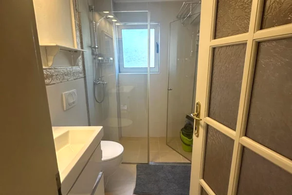 Shtepi me qera Apartament ne Tirane, 2+1, Mobilimi E mobiluar, Pagesa 900  Euro.