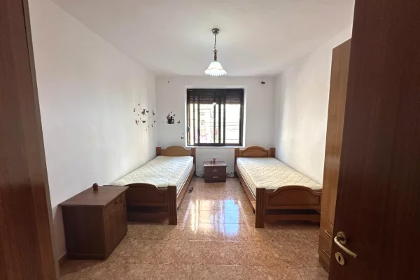 Shtepi me qera Apartament ne Tirane, 3+1, Mobilimi E mobiluar, Pagesa 50,000  Leke.