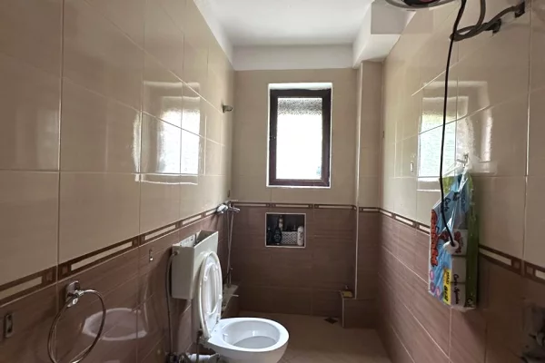 Shtepi me qera Apartament ne Tirane, 3+1, Mobilimi E mobiluar, Pagesa 50,000  Leke.