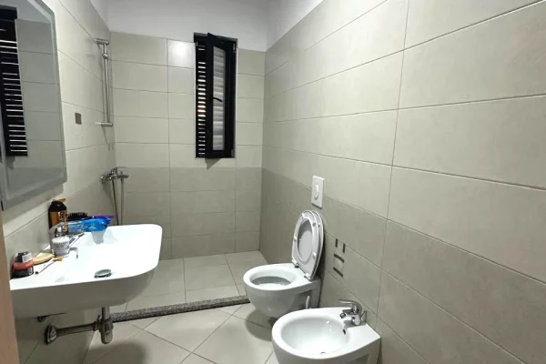 Shtepi me qera Apartament ne Tirane, 2+1, Mobilimi E mobiluar, Pagesa 650  Euro.