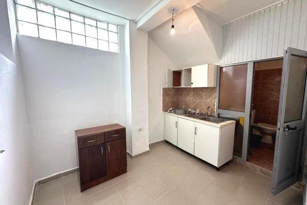 Shtepi me qera Vila Luksoze ne Tirane, 1+1, Mobilimi Pjeserisht e mobiluar, Pagesa 50,000  Leke.