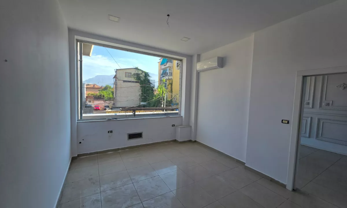 Rruga e Dibres,prane Kompleksit Halili jepet me qera ambient biznesi,me sip.47.7m2, 400Euro (Neto)