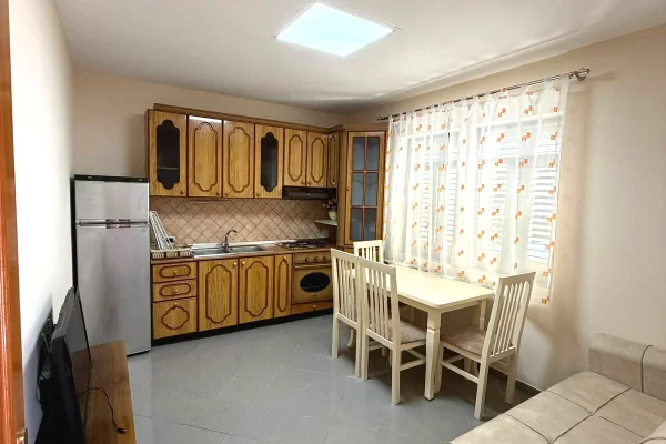 Ofrojme me qira kati parë i një shtëpie private  sipër Kompleksit Grand (fundi rrugës Bajram Allaraj)