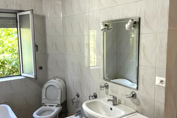 Shtepi me qera Apartament ne Tirane, 1+1, Mobilimi E mobiluar, Pagesa 50,000  Leke.