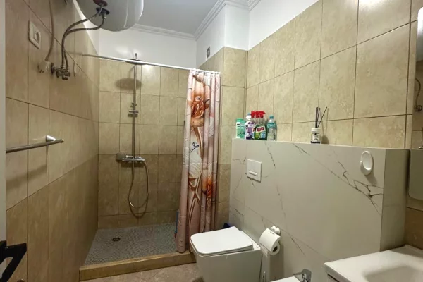 Shtepi me qera Apartament ne Tirane, 2+1, Mobilimi E mobiluar, Pagesa 50,000  Leke.