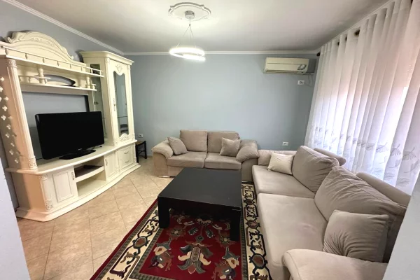 Tek  Ambasada Amerikane jepet me qera apartament 1+1,i mobiluar 50,000Leke      