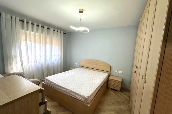 Shtepi me qera Apartament ne Tirane, 1+1, Mobilimi E mobiluar, Pagesa 50,000  Leke.