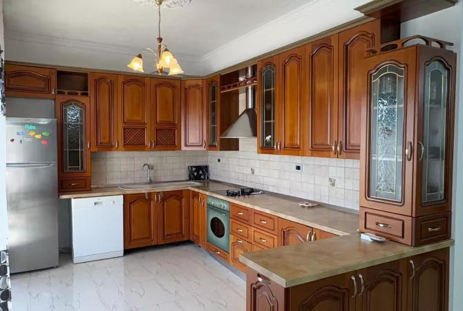 Villa di lusso in affitto a Tirana 2+1, Arredato