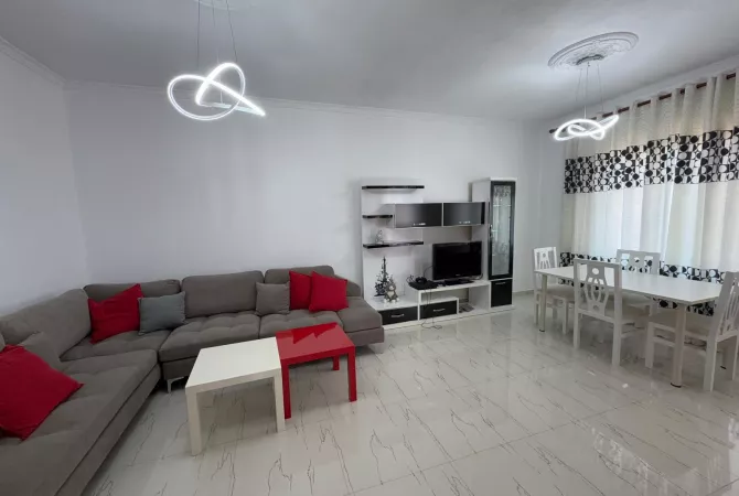 Ne zonen e Saukut,jepet me qera kati i III-te i nje vile2+1,i mobiluar.550Euro 