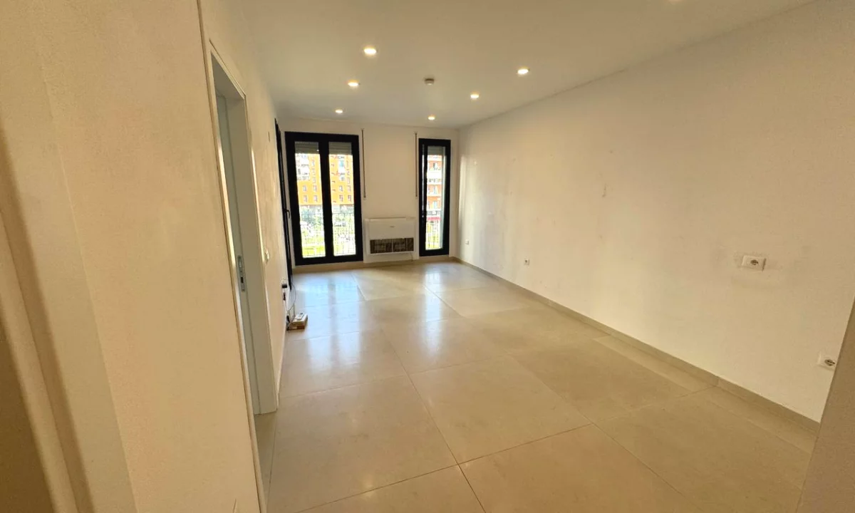 Rruga Kongresi i Manastirit,Kompleksi Zirkon,jepet me qera njesi biznesi ,bosh 500Euro