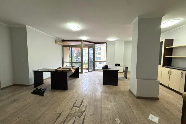Ne zonen e 21 Dhjetorit ,Rr.Muhamet Gjollesha prane Hotel Mondial shitet apartament 2+1, 258,000EURO