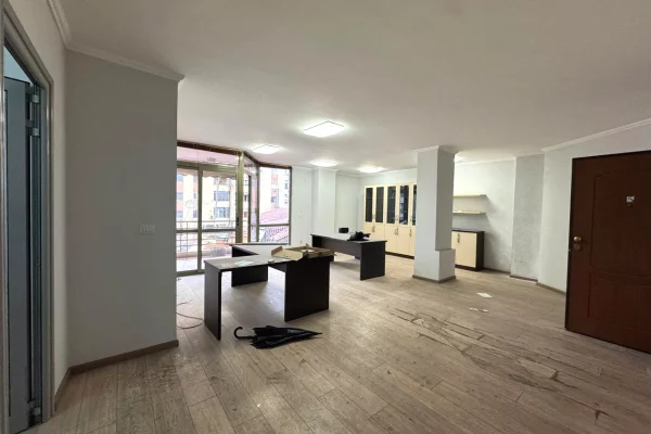 Shtepi ne shitje Apartament ne Tirane, 2+1, Mobilimi Bosh, pa mobiluar, Pagesa 258,000  Euro.