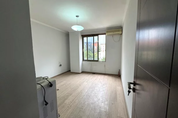 Shtepi ne shitje Apartament ne Tirane, 2+1, Mobilimi Bosh, pa mobiluar, Pagesa 258,000  Euro.