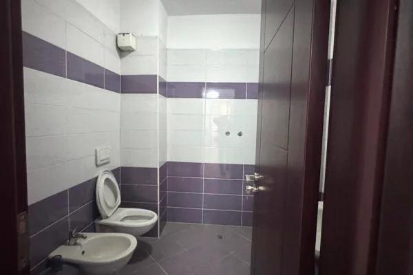 Shtepi ne shitje Apartament ne Tirane, 2+1, Mobilimi Bosh, pa mobiluar, Pagesa 258,000  Euro.