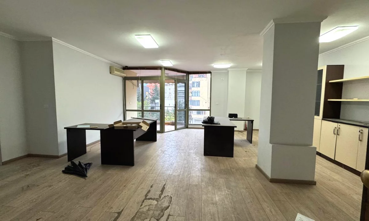 Shtepi ne shitje Apartament ne Tirane, 2+1, Mobilimi Bosh, pa mobiluar, Pagesa 258,000  Euro.