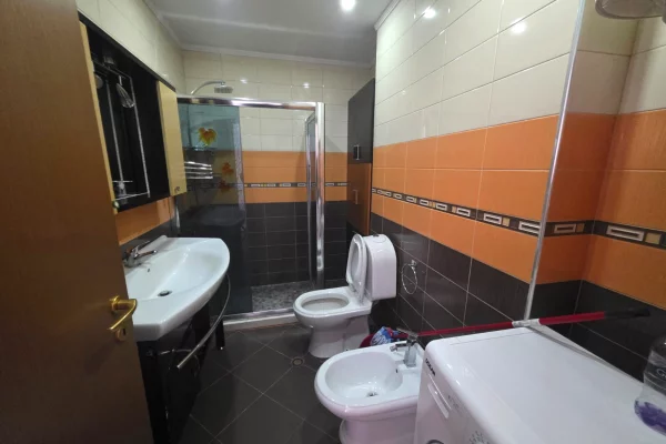 Shtepi me qera Apartament ne Tirane, 2+1, Mobilimi E mobiluar, Pagesa 80,000  Leke.