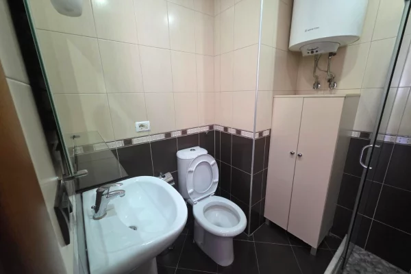 Shtepi me qera Apartament ne Tirane, 2+1, Mobilimi E mobiluar, Pagesa 80,000  Leke.