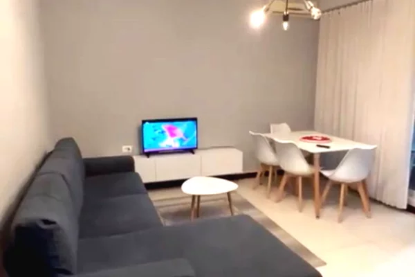 Tek Kompleksi Delijorgji jepet me qera apartament 1+1,i mobiluar. 60,000Leke