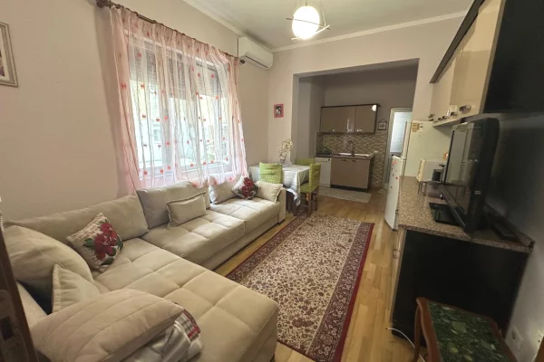 🏠Rruga Bardhyl jepet me qera kati i II-te i nje vile 3+1+2,i mobiluar 700Euro   