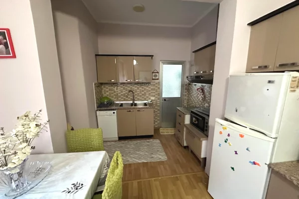 Shtepi me qera Vila Luksoze ne Tirane, 3+1, Mobilimi E mobiluar, Pagesa 700  Euro.