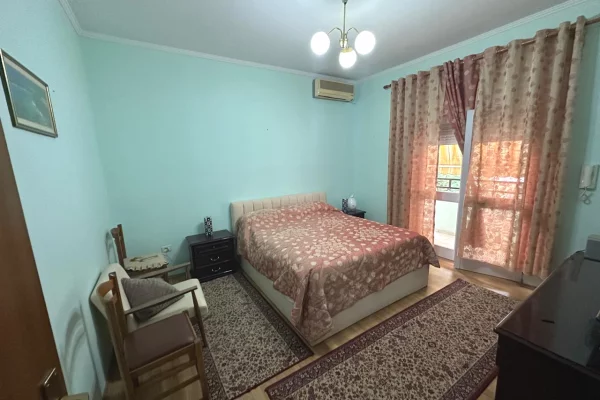 Shtepi me qera Vila Luksoze ne Tirane, 3+1, Mobilimi E mobiluar, Pagesa 700  Euro.