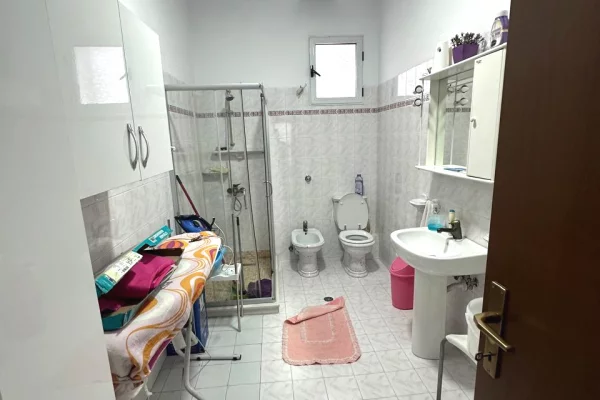 Shtepi me qera Vila Luksoze ne Tirane, 3+1, Mobilimi E mobiluar, Pagesa 700  Euro.