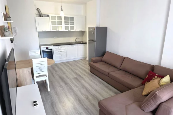 🏢Laprake,Kompleksi E88 jepet me qera apartament 1+1+post parkimi,i mobiluar. 55,000Leke 