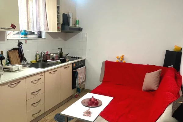 🏠Qender,Rruga Cameria jepet me qera kati i II-te i nje vile 1+1,i mobiluar.35,000Leke