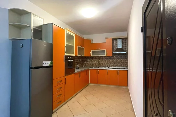 Shtepi me qera Apartament ne Tirane, 2+1, Mobilimi E mobiluar, Pagesa 60,000  Leke.