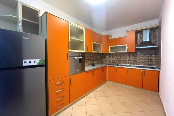 Shtepi me qera Apartament ne Tirane, 2+1, Mobilimi E mobiluar, Pagesa 60,000  Leke.