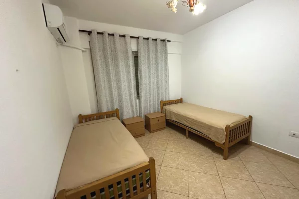 Shtepi me qera Apartament ne Tirane, 3+1, Mobilimi E mobiluar, Pagesa 800  Euro.